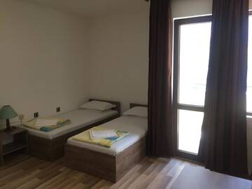 Фото номера Двухместный номер с 2 отдельными кроватями и балконом Отель Hotel Koral г. Приморско 2