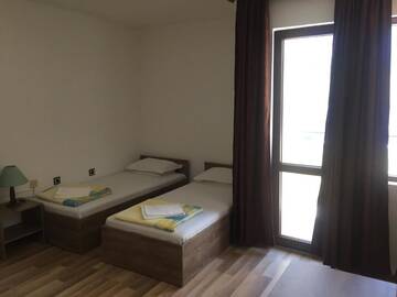 Фото номера Двухместный номер с 2 отдельными кроватями и балконом Отель Hotel Koral г. Приморско 6