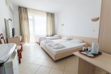 Фото номера Трехместный номер с балконом Отель Plovdiv Hotel г. Приморско 3