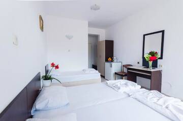 Фото номера Трехместный номер с балконом Отель Plovdiv Hotel г. Приморско 4