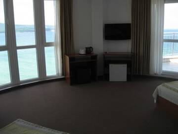 Фото номера Трехместный номер с панорамным видом Гостевой дом Dobrevi Guest House г. Приморско 13
