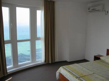 Фото номера Улучшенный трехместный номер с видом на море Гостевой дом Dobrevi Guest House г. Приморско 2