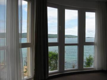 Фото номера Улучшенный трехместный номер с видом на море Гостевой дом Dobrevi Guest House г. Приморско 3