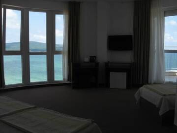 Фото номера Трехместный номер с панорамным видом Гостевой дом Dobrevi Guest House г. Приморско 12