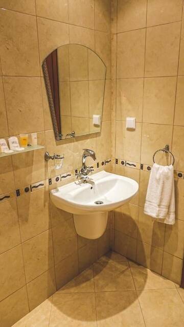 Фото номера Трехместный номер с балконом Отель Arena Hotel г. Приморско 5