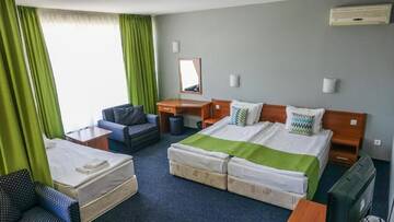 Фото номера Трехместный номер с балконом Отель Arena Hotel г. Приморско 2