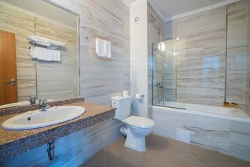 Фото номера Семейный номер Отель Hotel Perla Beach I г. Приморско 5