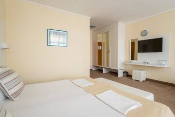 Фото номера Двухместный номер с 1 кроватью (для 2 взрослых и 2 детей) Отель Hotel Perla Beach I г. Приморско 6
