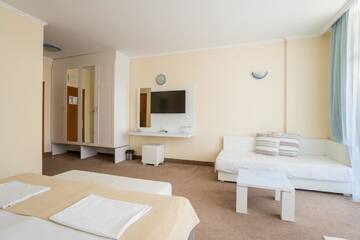 Фото номера Двухместный номер с 1 кроватью (для 2 взрослых и 2 детей) Отель Hotel Perla Beach I г. Приморско 4