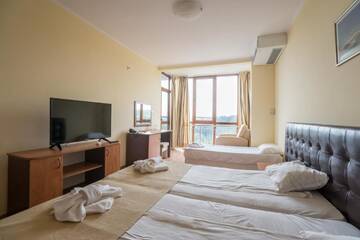 Фото номера Двухместный номер (для 2 взрослых и 1 ребенка) Отель Perla Sun Park Hotel г. Приморско 6