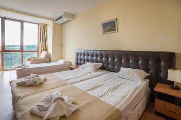 Фото номера Люкс с балконом Отель Perla Sun Park Hotel г. Приморско 4