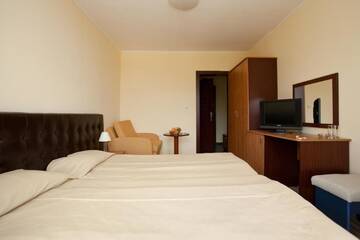 Фото номера Люкс с балконом Отель Perla Sun Park Hotel г. Приморско 7