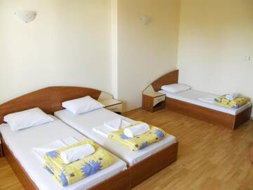 Фото номера Трехместный номер с балконом Отель Arkadia Guest House г. Приморско 16