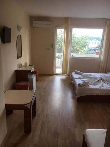 Фото номера Трехместный номер с балконом Отель Arkadia Guest House г. Приморско 9
