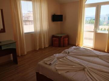 Фото номера Семейный номер с видом на море Отель Arkadia Guest House г. Приморско 3