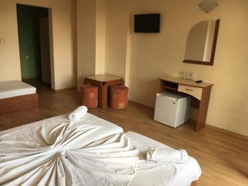 Фото номера Трехместный номер с балконом Отель Arkadia Guest House г. Приморско 7