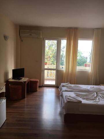 Фото номера Двухместный номер Делюкс с 1 кроватью и балконом Отель Arkadia Guest House г. Приморско 4