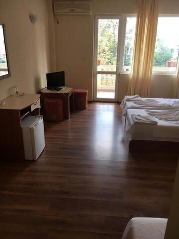 Фото номера Трехместный номер с балконом Отель Arkadia Guest House г. Приморско 8