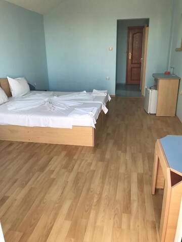 Фото номера Двухместный номер Делюкс с 1 кроватью и балконом Отель Arkadia Guest House г. Приморско 7