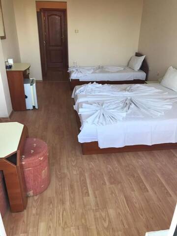 Фото номера Трехместный номер с балконом Отель Arkadia Guest House г. Приморско 11