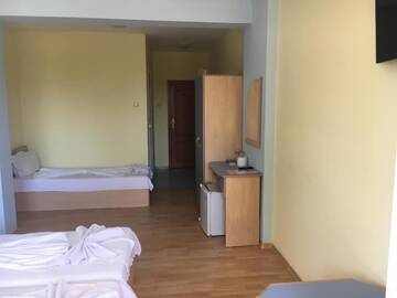 Фото номера Трехместный номер с балконом Отель Arkadia Guest House г. Приморско 5
