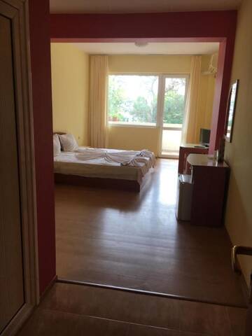 Фото номера Двухместный номер Делюкс с 1 кроватью и балконом Отель Arkadia Guest House г. Приморско 2