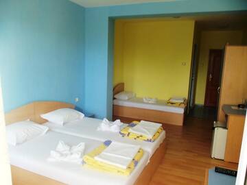Фото номера Трехместный номер с балконом Отель Arkadia Guest House г. Приморско 14
