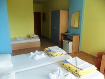 Фото номера Трехместный номер с балконом Отель Arkadia Guest House г. Приморско 15