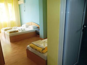 Фото номера Трехместный номер с балконом Отель Arkadia Guest House г. Приморско 13