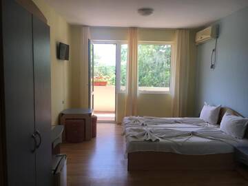 Фото номера Трехместный номер с балконом Отель Arkadia Guest House г. Приморско 6
