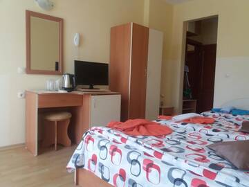 Фото номера Трехместный номер с балконом Отель Hotel Sirena г. Приморско 2