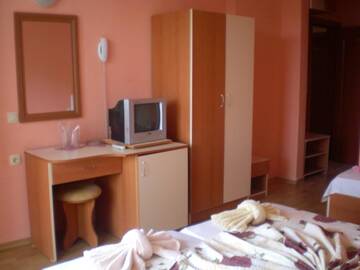 Фото номера Трехместный номер с балконом Отель Hotel Sirena г. Приморско 6
