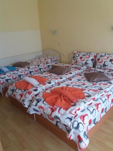 Фото номера Трехместный номер с балконом Отель Hotel Sirena г. Приморско 3