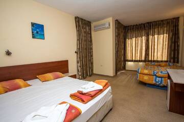 Фото номера Трехместный номер Отель Salena Hotel г. Приморско 3